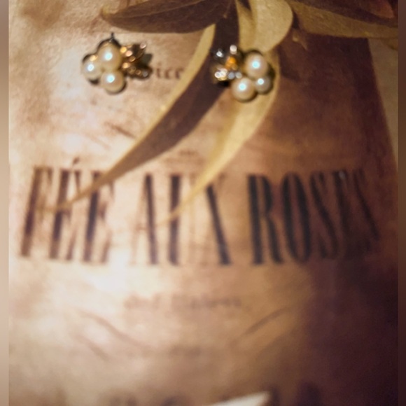 Avon Vintage gold plated earrings with pearl clusters like a grape design - Picture 1 of 13